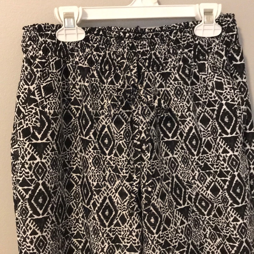 Patterned pants. Polyester. - Picture 2 of 3